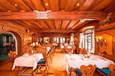 Ein Restaurant oder anderes Speiselokal in der Unterkunft Alpenjuwel Parkhotel Wallgau 4 Sterne Superior Genusshotel mit Spa feinster Kulinarik & Golf Ihr Rückzugsort inmitten der Alpen mit Tradition und Eleganz
