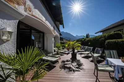 Ein Garten an der Unterkunft Alpenjuwel Parkhotel Wallgau 4 Sterne Superior Genusshotel mit Spa feinster Kulinarik & Golf Ihr Rückzugsort inmitten der Alpen mit Tradition und Eleganz