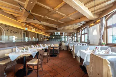 Ein Restaurant oder anderes Speiselokal in der Unterkunft Alter Hof
