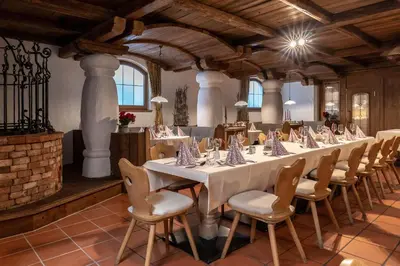 Ein Restaurant oder anderes Speiselokal in der Unterkunft Alter Hof