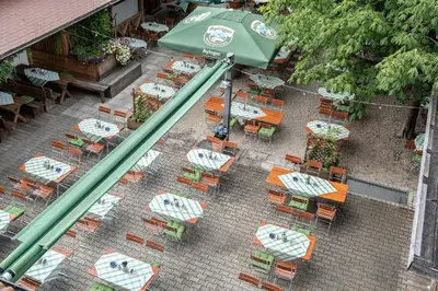 Ein Restaurant oder anderes Speiselokal in der Unterkunft Alter Hof