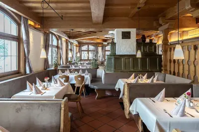 Ein Restaurant oder anderes Speiselokal in der Unterkunft Alter Hof