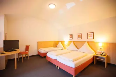 Ein Bett oder Betten in einem Zimmer der Unterkunft Alter Hof