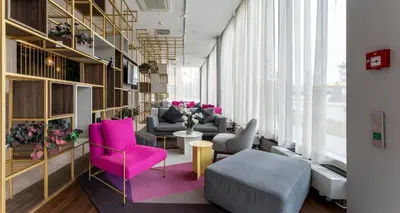 Ein Sitzbereich in der Unterkunft PLAZA Premium München