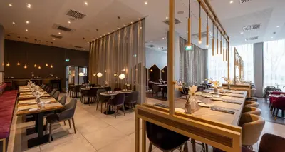 Ein Restaurant oder anderes Speiselokal in der Unterkunft PLAZA Premium München