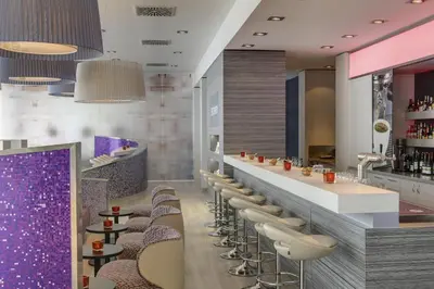 Ein Sitzbereich in der Unterkunft IntercityHotel Ingolstadt