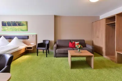 Ein Sitzbereich in der Unterkunft Hotel Sixt