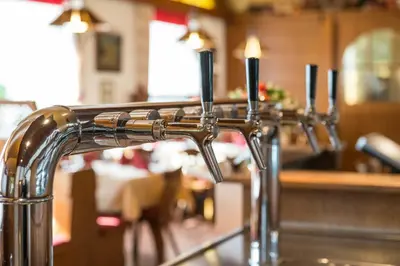 Ein Restaurant oder anderes Speiselokal in der Unterkunft Hotel Sixt