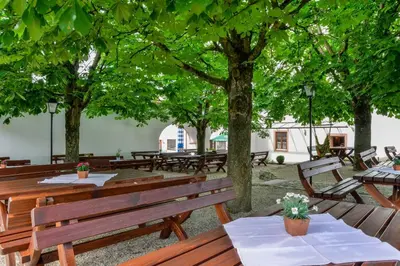 Ein Restaurant oder anderes Speiselokal in der Unterkunft Hotel Sixt