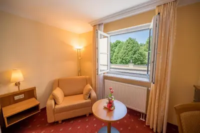 Ein Sitzbereich in der Unterkunft Hotel am Schlosspark Zum Kurfürst