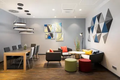 Ein Sitzbereich in der Unterkunft Holiday Inn Express - Rosenheim by IHG
