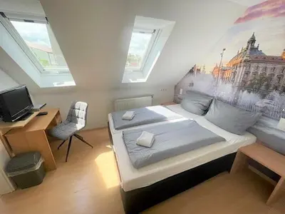 Ein Bett oder Betten in einem Zimmer der Unterkunft Olympia Pension