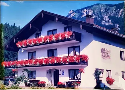Ein allgemeiner Bergblick oder ein Berglick von des Bauernhofs aus