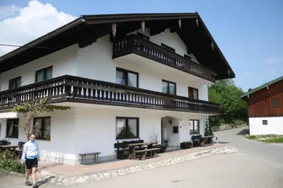 Das Gebäude in dem sich der Bauernhof befindet