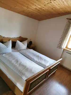 Ein Bett oder Betten in einem Zimmer der Unterkunft Feichten-Hof Zuhaus Familie Zaiser
