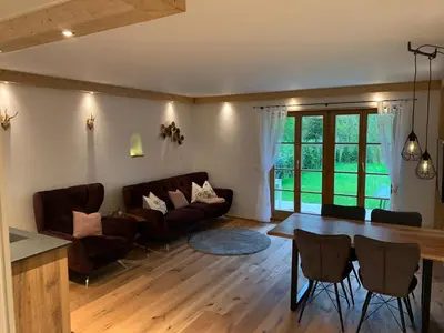 Ein Sitzbereich in der Unterkunft Neurenovierte Ferienwohnung Franzl