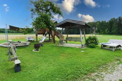 Ein Garten an der Unterkunft Beim Lenglacher