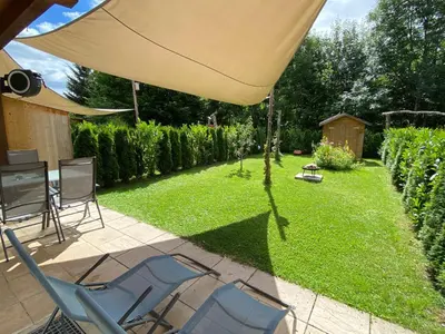 Ein Garten an der Unterkunft Neurenovierte Ferienwohnung Xaver