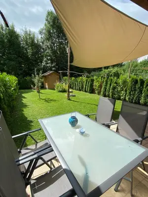 Ein Garten an der Unterkunft Neurenovierte Ferienwohnung Xaver