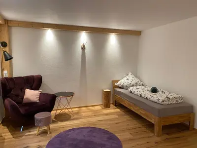 Ein Bett oder Betten in einem Zimmer der Unterkunft Neurenovierte Ferienwohnung Xaver