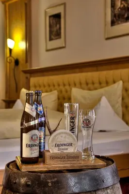 Getränke in der Unterkunft Hotel zum ERDINGER Weißbräu