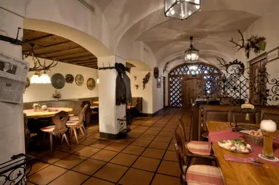 Ein Restaurant oder anderes Speiselokal in der Unterkunft Hotel zum ERDINGER Weißbräu