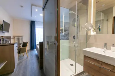 Ein Badezimmer in der Unterkunft Hotel am Wald