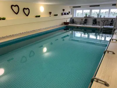 Der Swimmingpool an oder in der Nähe von Hotel am Wald