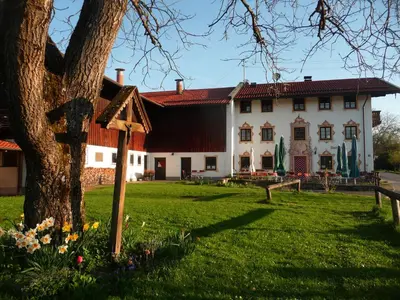 Ein Garten an der Unterkunft Marxhof Seebruck am Chiemsee