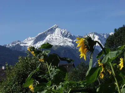 Ein allgemeiner Bergblick oder ein Berglick von des Gasthauses aus