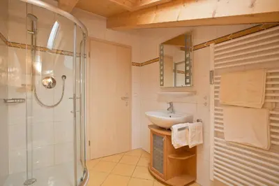 Ein Badezimmer in der Unterkunft Gästehaus Lödermann