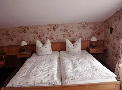 Ein Bett oder Betten in einem Zimmer der Unterkunft Gästehaus Lödermann
