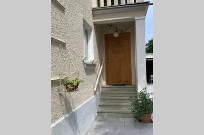 Eine Fassade oder ein Eingang zu 2-Zimmer-Apartment in München