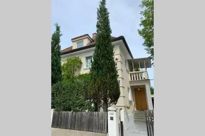 Das Gebäude in dem sich die Ferienwohnung befindet