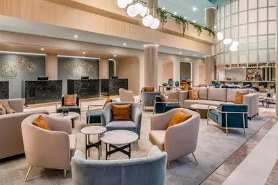 Ein Sitzbereich in der Unterkunft Munich Marriott Hotel