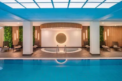 Der Swimmingpool an oder in der Nähe von Munich Marriott Hotel