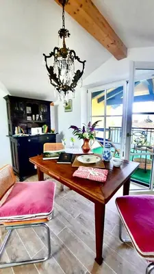 Ein Sitzbereich in der Unterkunft Ruhige Ferienwohnung in seenaher Künstlervilla in Gstadt