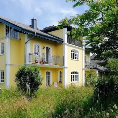 Ruhige Ferienwohnung in seenaher Künstlervilla in Gstadt