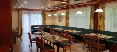 Ein Restaurant oder anderes Speiselokal in der Unterkunft Hotel Stadt Pasing