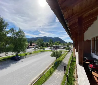 Ein allgemeiner Bergblick oder ein Berglick von der Ferienwohnung aus