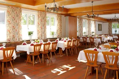 Ein Restaurant oder anderes Speiselokal in der Unterkunft Hotel Landgasthof Gschwendtner