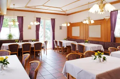 Ein Restaurant oder anderes Speiselokal in der Unterkunft Hotel Landgasthof Gschwendtner