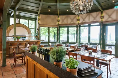 Ein Restaurant oder anderes Speiselokal in der Unterkunft Hotel Gut Ising