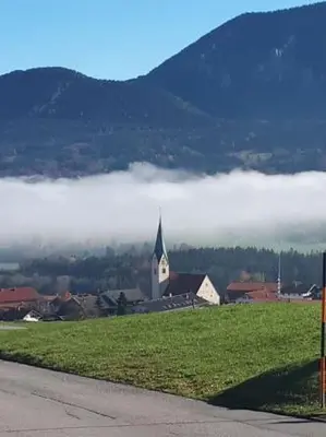 Ein allgemeiner Bergblick oder ein Berglick von der Ferienwohnung aus