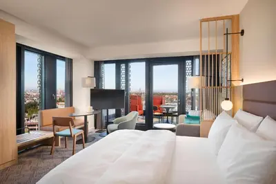 Ein Bett oder Betten in einem Zimmer der Unterkunft Adina Apartment Hotel Munich