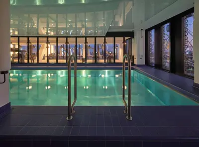 Der Swimmingpool an oder in der Nähe von Adina Apartment Hotel Munich