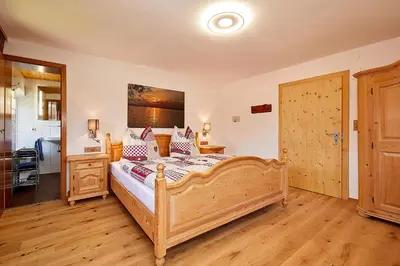 Ein Bett oder Betten in einem Zimmer der Unterkunft Chiemgauferienwohnungen - Stierschneiderhof