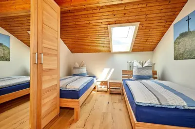 Ein Bett oder Betten in einem Zimmer der Unterkunft Chiemgauferienwohnungen - Stierschneiderhof