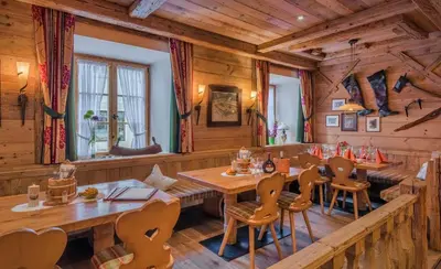 Ein Restaurant oder anderes Speiselokal in der Unterkunft Hotel Altwirt