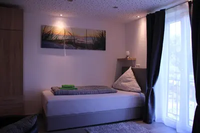 Ein Bett oder Betten in einem Zimmer der Unterkunft Zauberhaftes Gästehaus/Ferienwohnung Am Tiefenbach